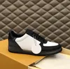 Sapatos casuais masculinos de luxo com corte baixo, botas impressas com letras de fundo de borracha, tênis treinador de fundo plano, couro preto prateado em relevo