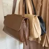 Rich marron foncé coréen ins nouveau style 2022 automne hiver flip sac tempérament banlieue PU sac femmes une épaule Messenger sac mode