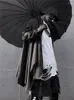 メンズトレンチコート長い性格の男性の黒い不規則なニッチデザインは、マントの大規模なウィンドブレイカーコートマンズ