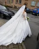 Plus rozmiary koronkowe sukienki ślubne Linia Sheer Crew Szyja długie rękawy aplikacja Tiul z koraliki ślubne suknie ślubne z guzikami szatą de Mariee BC10330