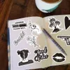 NOWOŚĆ 10/20/50PCS Estetyczne czarno -białe naklejki na samochód artystyczny Przenośne gitarowe notebook łyżwia lodówka Graffiti Vinyl Nalek Prezent