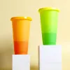 再利用可能なカラーウォーターボトル水を交換するカップを蓋をしているストロープラスチック製の子供向けのプラスチック製飲料大人