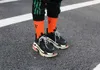 Vloness Pop Up Sınırlı Siyah Turuncu Büyük V Yüksek Sokak Moda Marka Çorap Arkadaşlar Mektup Orta Tüp Çorap