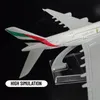 Ölçek 1 ila 400 Metal Uçak Çoğaltma Emirates Havayolları A380 B777 Uçak Diecast Model Havacılık Uçak Tahsil Oyuncaklar Boys için 220720