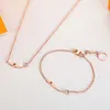 Nya designer smycken älskar v halsband pendelle charm armband set mode enkla guld damer lyx par kedja hela halsband223l