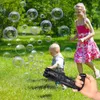 Crianças Automatic Gatling Bubble Guns Brinquedo 8-Holes Máquina de Bolha Elétrica para Verão Ao Ar Livre Crianças Brinquedos Meninos Meninas Banho Brinquedos Y220725