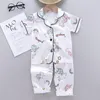 Barnpyjamas Set Summer Baby Suit Barnkläder Småbarn pojkar Girls LCE Silk Satin Cartoon Printing Tops Pants 2PC Home Wear 220706