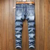 Calças de brim masculinas pequenas retas guarnição moda masculina impressa calças azuis motocicleta calças casuais estilo de rua clássico denim