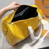 Unisex crossbody mode flygplats paket axelpåsar designer läder gul vit bokstav handväskor resväska fatformade kvinnor män handväska