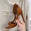 Stiletto Sandals 여성 신발 패션 디자이너 가죽 단색 버튼 드레스 신발 신발 고품질 양가죽 좁은 스트랩 하이힐 여성 샌들 35-42