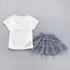 Одежда набора модных маленьких девочек летнее платье для одежды для малышей обмолоко