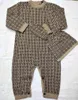 Nytt mode Bokstavsstil bebiskläder stickad tröja kofta småbarn nyfödd Bebis pojke flickor Brunrosa filt Romper och hatt set AA220323