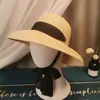 Chapéus largos coloriram a faixa vintage palha tecido hepburn estilo sol chapéu de praia com cinta de queixo verão mulheres elegantes capwide chur22