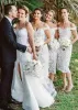 Spetsbrudtärna klänningar från axel knä längd mantel veck tillbaka slits anpassad plus size maid of Honor Gown Vestidos Beach Wedding 403