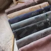 Sciarpa di design di lusso Marca Fashon Lettere classiche Sciarpe per donna Uomo Sciarpe di seta morbide di alta qualità Fascia Pashmina 8 colori 8032623