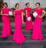 2022 Vestidos de dama de honor fucsia africanos Sirena fuera del hombro Volantes Hasta el suelo Cremallera Volver Vestidos de dama de honor occidentales Vestido de boda personalizado para mujeres