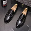 Mix 4 modeller italiensk lyxdesigner klänningskor topp läder bröllop fest män skor mocka mode loafers häl sko storlek 38-45