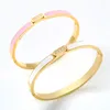 Bangle Luxury Pink/White Color Emamel Epoxy Armband för kvinnor Män Hög quanlity Guldpläterad rostfritt stål Parsmycken Giftbangle Kent2