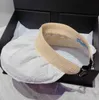 Casquette Designer Elastic Visors Hat for Women 2022 New Summer Luxury Big Brim Khaki Beige 검은 편지 인쇄 해변 태양 모자 Fedora