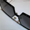 Montaigne Su 086 Solglasögon för kvinnor och män Summerstil Anti-ultraviolet Retro Plate Square Full Frame Black Gold Gradient Grey Lens Fashion Gelises Random Box