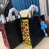 Borse in pelle con goffratura leopardata alla moda Borsa per la spesa versatile per la stampa di lettere di grande capacità Borsa per il pendolarismo da donna elegante