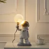Lampes de table Lampe en résine d'astronaute nordique créative 3D lune planète veilleuse chambre chambre d'enfant chevet dessin animé décor lampe table