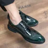 Sapato de sapato de dres homens de couro formal British Busines British Brogue Patchwork White Green 220723