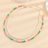 Collar de clavícula con cuentas de arroz de colores de estilo festivo, collar de perlas de imitación con letras simples y versátiles para mujer