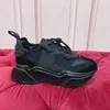 2023 Designerskor män lyxiga designers sneaker kvinnor plattform läder casual sko låg topp snörning sneakers med tydliga ensamma nya tränare mkpuu00001