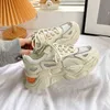 2021 Vita skor Spring Autumn Women's Thick-Soled Höjd Ökande kausalskor Trendiga kvinnor som kör sneakers Ladies G220629