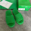 2022 Pantofole Sandali da donna Designer Slides Tessuto Gomma pelliccia di cotone Suola Erba Verde Fondo spesso Zeppa soffice resort Sandalo con cursori in spugna 35-41