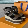 Designer sandaler kilsandal kvinnor klackskor espadrilles 9,5 cm high fashion naturlig perforerad kalvläder dam glider utomhusskor med låda nr374