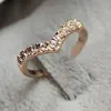 Donne coreane a forma di V di design con anello di diamanti rosa semplici produttori di gioielli con anello di coda all'ingrosso bancarelle calde