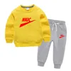 Babyjongens kleding sets kinderen sweatshirt kinderkleding meisjes solide katoenen lange mouwen pullover tops pant pakken 2pcs merk logo print