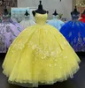 2022 Elegant gula quinceanera klänningar med handgjorda blommor stropplös bollklänning tyll spets söt 16 klänning korsett andra parti slitage kjol vestidos de b0630