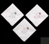 Ev Tekstili Set 12 Kadın Mendil Beyaz Pamuklu Bez Kumaş Düğün Hankies Tarak Kenarları Hanky ​​İşlemeli Çiçek 12x12 inç Bırak