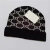 Män Kvinnor Broderi mössa Bobble Mössor Hip Hop Dans Sport Stickad mössa Vinter Kvinnor brev Kepsar Dödskalle Bonnet Beanies