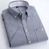 夏の半袖メンズソリッドオックスフォードカジュアルシャツEasy Careプレーンレジャー快適なレジストルフィットドレスシャツ220322