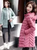 Light mince en manteau de coton Femmes Red Long Slim Hooded Down Cotton Vestes 2022 Automne Hiver Fashion Zipper Pockets Warmth Vêtements L220730