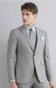 Brand New Light Grey Men Wedding Tuxedos Peak Lapel Slim fit Groom Wear Fashion Men Blazer 2 Piece Suit Prom / Dinner Dress Custom Made Vêtements formels Veste Pantalon Cravate A7