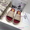 Мужские дизайнеры скользят женские тапочки модные роскоши цветочные туфли кожаные кожа резиновые квартиры сандалии летние пляжные туфли