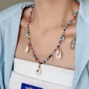 Collana con ciondolo a forma di conchiglia di perle di perline di vetro color arcobaleno. Gioielli in stile spiaggia estiva bohémien