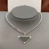 2022 Umgekehrtes Dreieck Designer-Halskette Damen Luxusschmuck Silber Schwarz Anhänger High-End-Italien-Design-Schmuck für Männer Fashion2079104