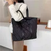 Lingge embroidered thread women's 2022 new fashion nylon cloth one shoulder handbag armpit Tote Bag T7OP