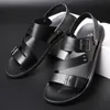 Sandaler Två lager Cowhide Male Leisure Fashion Beach Shoes Flat Bottom Bekväma män Dual-syfte tofflor Black Brown