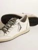 Låg topp små smutsiga skor designer lyx italiensk retro handgjorda bollstjärna ltd sneakers i vitt läder med guldlaminerade läderinsatser-2