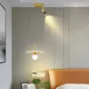 Sovrum sovrummet små hängslampor vardagsrum soffa bakgrund vägg rampljus modern minimalistisk lampskärmar för hängande lampor