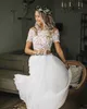 Bescheidenes zweiteiliges Brautkleid im Boho-Stil, bauchfreies Oberteil, Spitze, Bateau-Ausschnitt, Chiffon, kurze Ärmel, Knopfleiste hinten