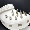 Retro spikar Croc Charms Designer Shoe Decoration Charm för jibs COGS BARN BARN BYGLIGA KVINNER GIRKTER 220720