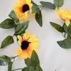 Fiori decorativi Ghirlande Girasole artificiale Famiglia moderna Coperta Decorazione della festa nuziale Giardino domestico Simulazione di plastica Appeso Vi